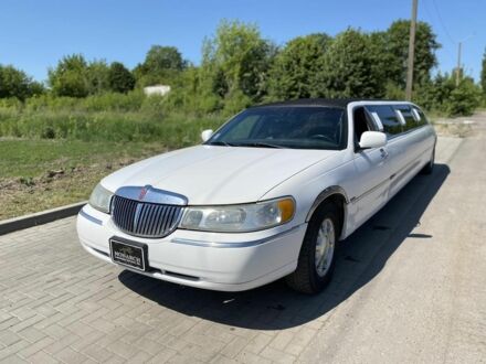 Білий Лінкольн Town Car, об'ємом двигуна 4.2 л та пробігом 170 тис. км за 2000 $, фото 1 на Automoto.ua