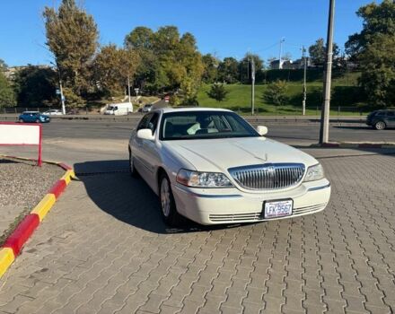 Белый Линкольн Таун Кар, объемом двигателя 4 л и пробегом 110 тыс. км за 6500 $, фото 1 на Automoto.ua