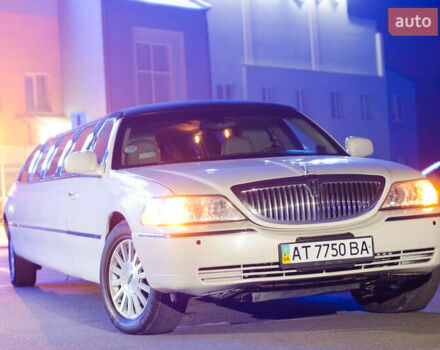 Белый Линкольн Таун Кар, объемом двигателя 4.6 л и пробегом 148 тыс. км за 7400 $, фото 1 на Automoto.ua