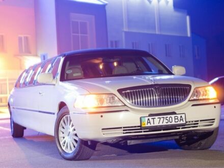 Белый Линкольн Таун Кар, объемом двигателя 4.6 л и пробегом 148 тыс. км за 7400 $, фото 1 на Automoto.ua