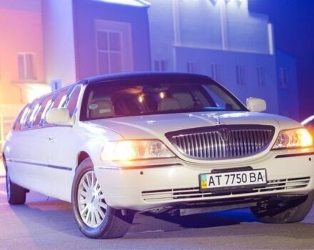 Белый Линкольн Таун Кар, объемом двигателя 4.6 л и пробегом 148 тыс. км за 7400 $, фото 1 на Automoto.ua