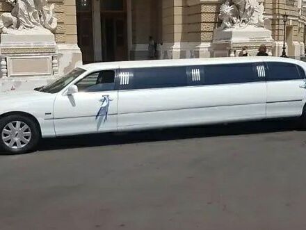 Белый Линкольн Таун Кар, объемом двигателя 4.6 л и пробегом 150 тыс. км за 10000 $, фото 1 на Automoto.ua