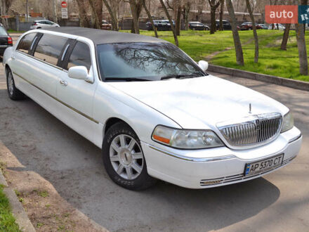 Белый Линкольн Таун Кар, объемом двигателя 4.6 л и пробегом 340 тыс. км за 9999 $, фото 1 на Automoto.ua