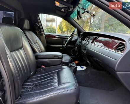 Черный Линкольн Таун Кар, объемом двигателя 4.6 л и пробегом 250 тыс. км за 19900 $, фото 47 на Automoto.ua