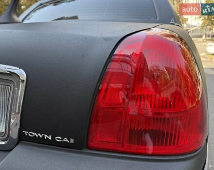 Черный Линкольн Таун Кар, объемом двигателя 4.6 л и пробегом 250 тыс. км за 19900 $, фото 25 на Automoto.ua