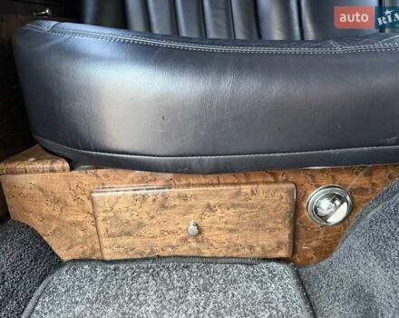 Черный Линкольн Таун Кар, объемом двигателя 4.6 л и пробегом 250 тыс. км за 19900 $, фото 68 на Automoto.ua