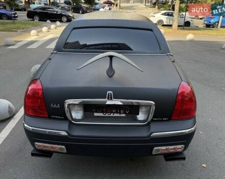 Черный Линкольн Таун Кар, объемом двигателя 4.6 л и пробегом 250 тыс. км за 19900 $, фото 8 на Automoto.ua