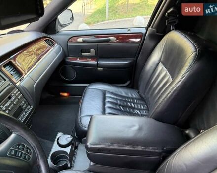 Черный Линкольн Таун Кар, объемом двигателя 4.6 л и пробегом 250 тыс. км за 19900 $, фото 32 на Automoto.ua