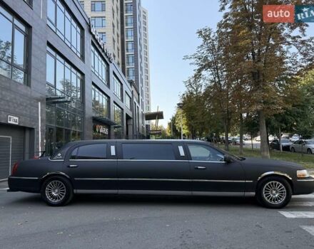 Черный Линкольн Таун Кар, объемом двигателя 4.6 л и пробегом 250 тыс. км за 19900 $, фото 12 на Automoto.ua