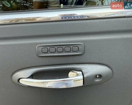 Черный Линкольн Таун Кар, объемом двигателя 4.6 л и пробегом 250 тыс. км за 19900 $, фото 18 на Automoto.ua