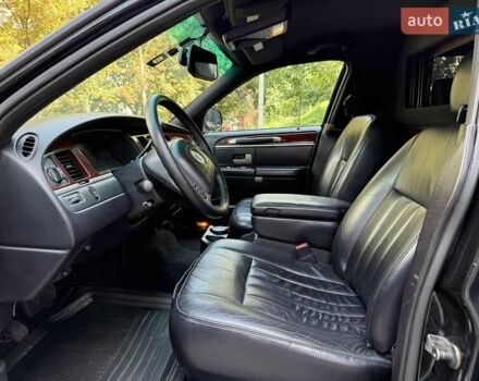 Черный Линкольн Таун Кар, объемом двигателя 4.6 л и пробегом 250 тыс. км за 19900 $, фото 31 на Automoto.ua