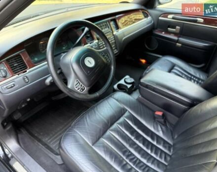 Черный Линкольн Таун Кар, объемом двигателя 4.6 л и пробегом 250 тыс. км за 19900 $, фото 30 на Automoto.ua