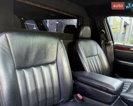 Черный Линкольн Таун Кар, объемом двигателя 4.6 л и пробегом 250 тыс. км за 19900 $, фото 49 на Automoto.ua