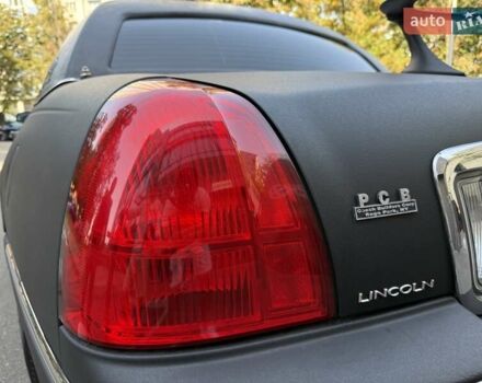 Черный Линкольн Таун Кар, объемом двигателя 4.6 л и пробегом 250 тыс. км за 19900 $, фото 24 на Automoto.ua