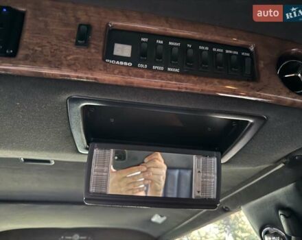 Черный Линкольн Таун Кар, объемом двигателя 4.6 л и пробегом 250 тыс. км за 19900 $, фото 67 на Automoto.ua