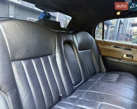 Черный Линкольн Таун Кар, объемом двигателя 4.6 л и пробегом 250 тыс. км за 19900 $, фото 74 на Automoto.ua