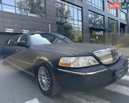 Черный Линкольн Таун Кар, объемом двигателя 4.6 л и пробегом 250 тыс. км за 19900 $, фото 1 на Automoto.ua