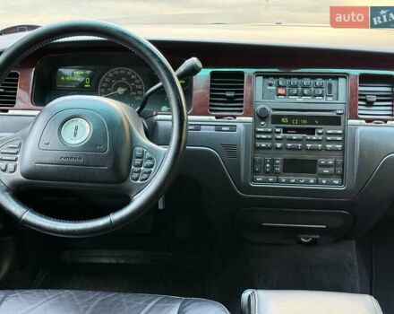 Черный Линкольн Таун Кар, объемом двигателя 4.6 л и пробегом 250 тыс. км за 19900 $, фото 43 на Automoto.ua