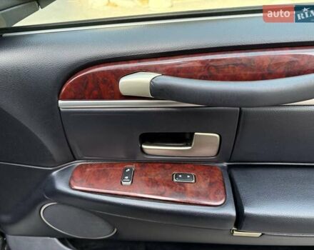 Черный Линкольн Таун Кар, объемом двигателя 4.6 л и пробегом 250 тыс. км за 19900 $, фото 46 на Automoto.ua