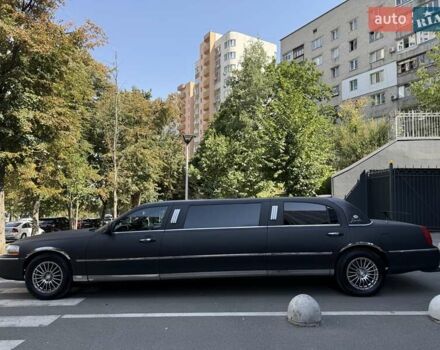 Черный Линкольн Таун Кар, объемом двигателя 4.6 л и пробегом 250 тыс. км за 19900 $, фото 5 на Automoto.ua