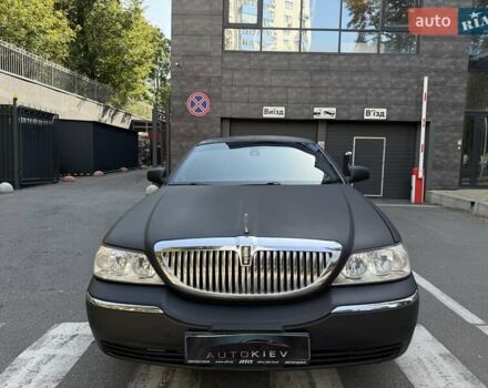 Черный Линкольн Таун Кар, объемом двигателя 4.6 л и пробегом 250 тыс. км за 19900 $, фото 2 на Automoto.ua