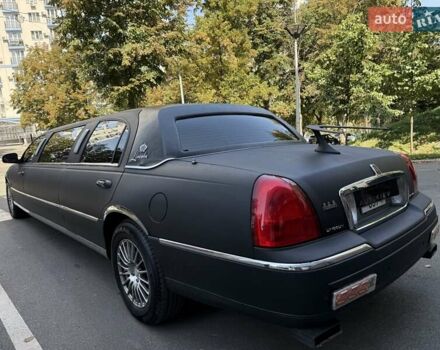 Черный Линкольн Таун Кар, объемом двигателя 4.6 л и пробегом 250 тыс. км за 19900 $, фото 6 на Automoto.ua