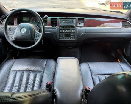Черный Линкольн Таун Кар, объемом двигателя 4.6 л и пробегом 250 тыс. км за 19900 $, фото 42 на Automoto.ua
