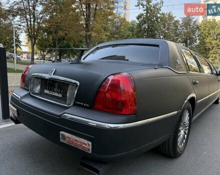 Черный Линкольн Таун Кар, объемом двигателя 4.6 л и пробегом 250 тыс. км за 19900 $, фото 10 на Automoto.ua