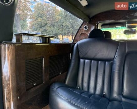 Черный Линкольн Таун Кар, объемом двигателя 4.6 л и пробегом 250 тыс. км за 19900 $, фото 59 на Automoto.ua