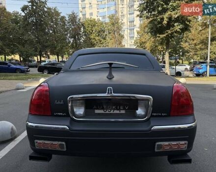 Черный Линкольн Таун Кар, объемом двигателя 4.6 л и пробегом 250 тыс. км за 19900 $, фото 9 на Automoto.ua