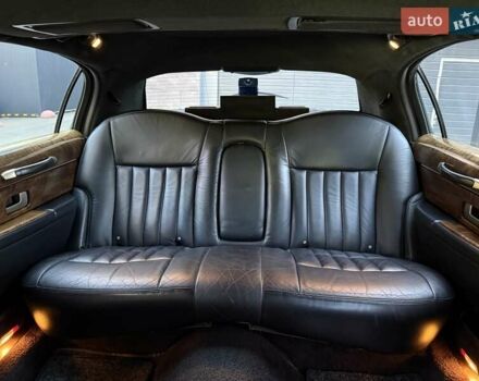 Черный Линкольн Таун Кар, объемом двигателя 4.6 л и пробегом 250 тыс. км за 19900 $, фото 60 на Automoto.ua