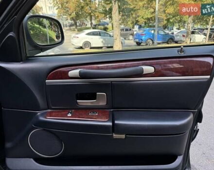 Черный Линкольн Таун Кар, объемом двигателя 4.6 л и пробегом 250 тыс. км за 19900 $, фото 45 на Automoto.ua