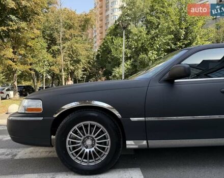 Черный Линкольн Таун Кар, объемом двигателя 4.6 л и пробегом 250 тыс. км за 19900 $, фото 13 на Automoto.ua