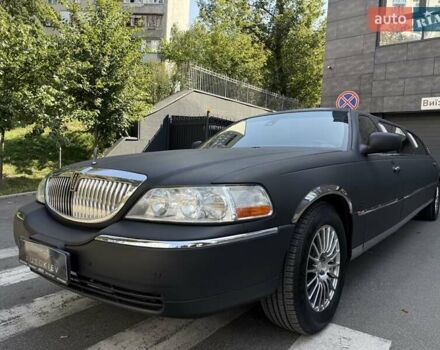Черный Линкольн Таун Кар, объемом двигателя 4.6 л и пробегом 250 тыс. км за 19900 $, фото 4 на Automoto.ua