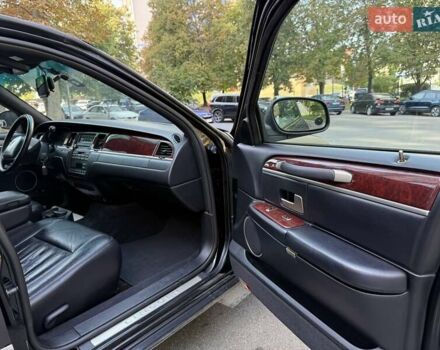 Черный Линкольн Таун Кар, объемом двигателя 4.6 л и пробегом 250 тыс. км за 19900 $, фото 44 на Automoto.ua