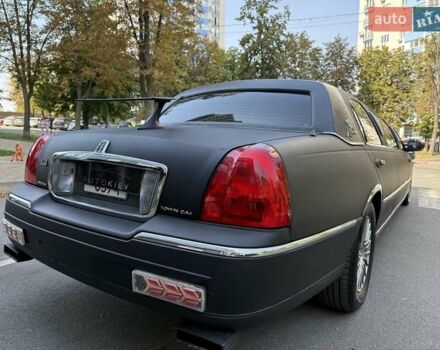 Черный Линкольн Таун Кар, объемом двигателя 4.6 л и пробегом 250 тыс. км за 19900 $, фото 11 на Automoto.ua