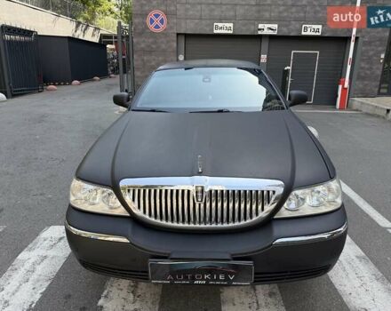Черный Линкольн Таун Кар, объемом двигателя 4.6 л и пробегом 250 тыс. км за 19900 $, фото 3 на Automoto.ua