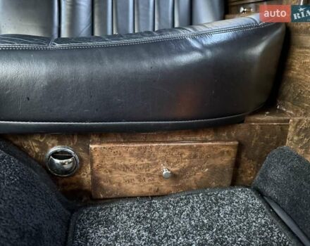 Черный Линкольн Таун Кар, объемом двигателя 4.6 л и пробегом 250 тыс. км за 19900 $, фото 69 на Automoto.ua