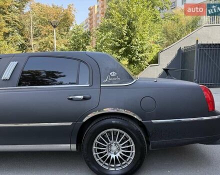 Черный Линкольн Таун Кар, объемом двигателя 4.6 л и пробегом 250 тыс. км за 19900 $, фото 21 на Automoto.ua