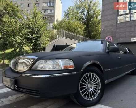Чорний Лінкольн Town Car, об'ємом двигуна 4.6 л та пробігом 250 тис. км за 19900 $, фото 1 на Automoto.ua