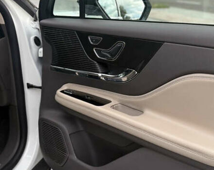 Белый Линкольн Corsair, объемом двигателя 2 л и пробегом 24 тыс. км за 25800 $, фото 5 на Automoto.ua