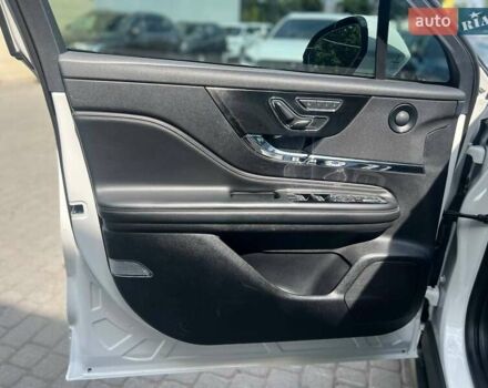 Белый Линкольн Corsair, объемом двигателя 2 л и пробегом 38 тыс. км за 27500 $, фото 8 на Automoto.ua