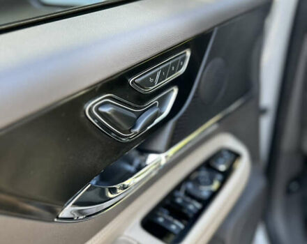 Белый Линкольн Corsair, объемом двигателя 2 л и пробегом 15 тыс. км за 34800 $, фото 13 на Automoto.ua