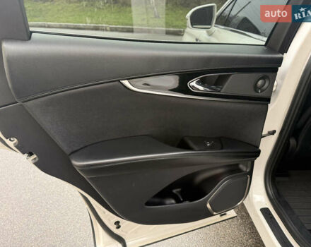 Белый Линкольн Nautilus, объемом двигателя 2.69 л и пробегом 104 тыс. км за 22000 $, фото 37 на Automoto.ua