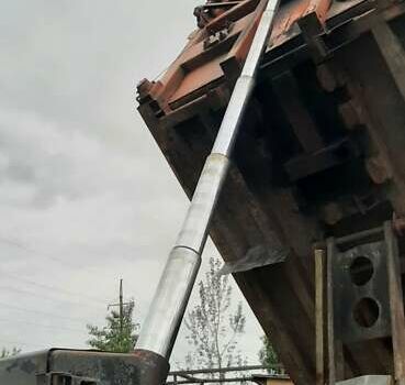 Белый МАЗ 551605, объемом двигателя 14.8 л и пробегом 187 тыс. км за 10000 $, фото 13 на Automoto.ua