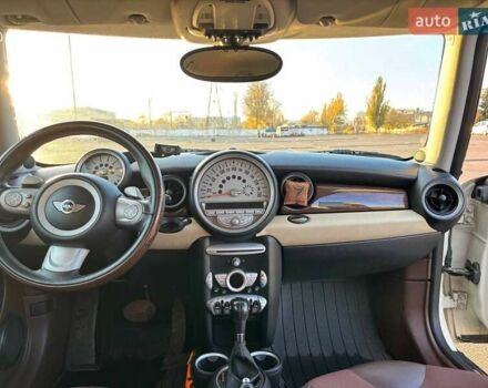 Білий Міні Клубмен, об'ємом двигуна 1.56 л та пробігом 324 тис. км за 9000 $, фото 19 на Automoto.ua