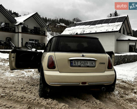 Белый Мини Купер, объемом двигателя 1.6 л и пробегом 260 тыс. км за 4500 $, фото 4 на Automoto.ua