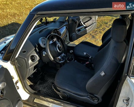 Белый Мини Купер, объемом двигателя 1.6 л и пробегом 250 тыс. км за 4800 $, фото 2 на Automoto.ua