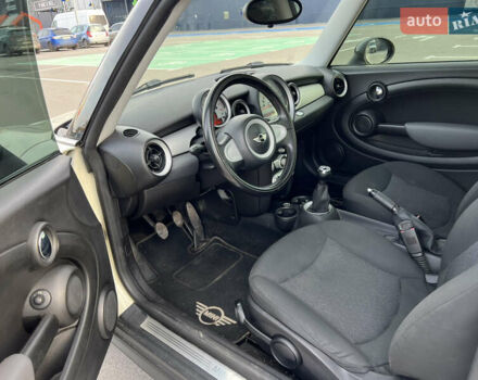 Белый Мини Купер, объемом двигателя 1.4 л и пробегом 222 тыс. км за 5500 $, фото 7 на Automoto.ua