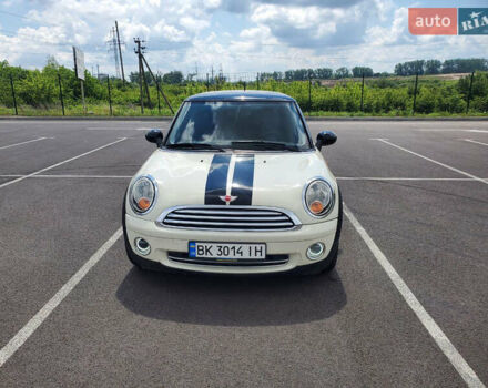 Білий Міні Cooper, об'ємом двигуна 1.6 л та пробігом 232 тис. км за 4600 $, фото 4 на Automoto.ua
